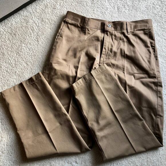 NEW Lee Men’s Tan Khakis Waist 33 Length 30 - Picture 1 of 10